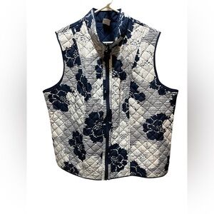 Alfred Dunner Woman’s Reversible Vest 
Size 20w White/Navy Floral